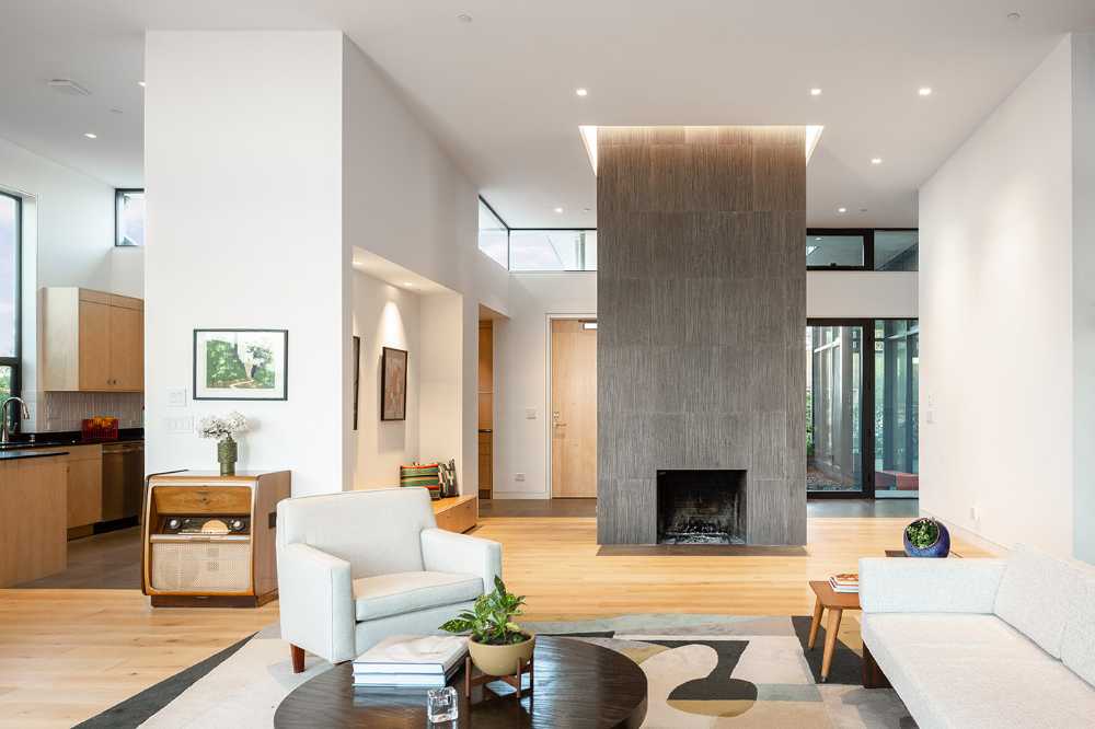 In California, at Mar Vista Residence, the rational approach of mid-century modernism blends with warm finishes and contemporary architectural ideas