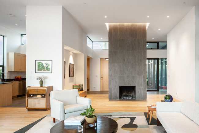 In California, at Mar Vista Residence, the rational approach of mid-century modernism blends with warm finishes and contemporary architectural ideas