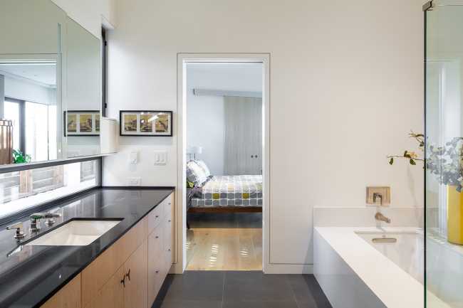 In California, at Mar Vista Residence, the rational approach of mid-century modernism blends with warm finishes and contemporary architectural ideas