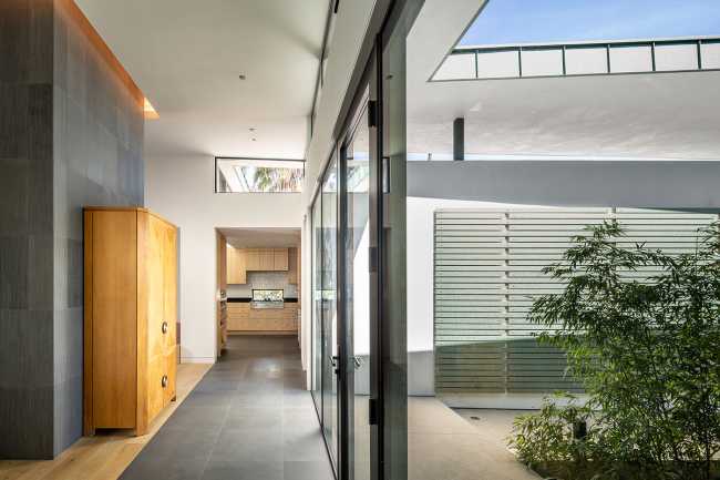 In California, at Mar Vista Residence, the rational approach of mid-century modernism blends with warm finishes and contemporary architectural ideas