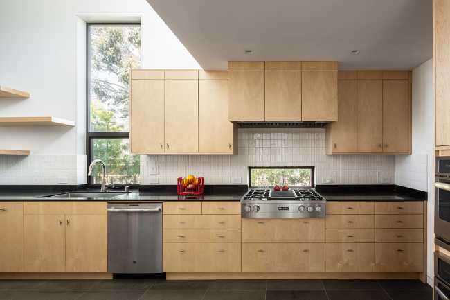 In California, at Mar Vista Residence, the rational approach of mid-century modernism blends with warm finishes and contemporary architectural ideas