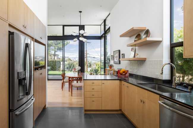 In California, at Mar Vista Residence, the rational approach of mid-century modernism blends with warm finishes and contemporary architectural ideas