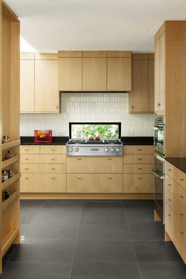 In California, at Mar Vista Residence, the rational approach of mid-century modernism blends with warm finishes and contemporary architectural ideas