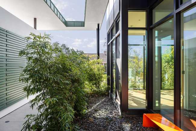 In California, at Mar Vista Residence, the rational approach of mid-century modernism blends with warm finishes and contemporary architectural ideas