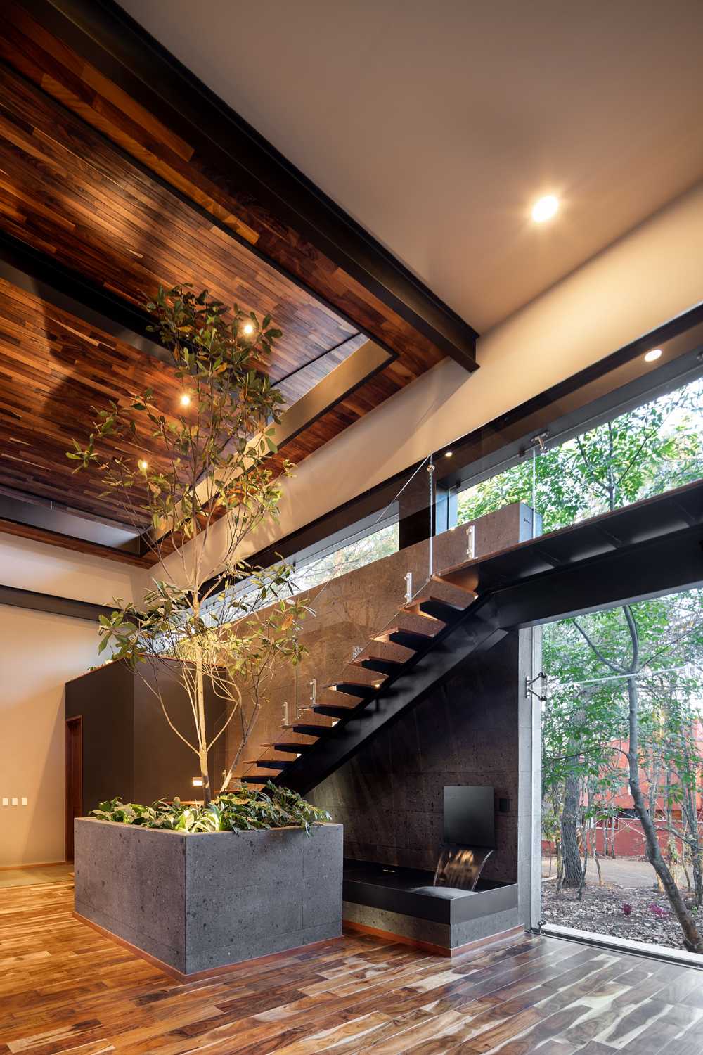 A Casa entre Pinos gli spazi flessibili, la luce naturale e la vegetazione generano l’architettura