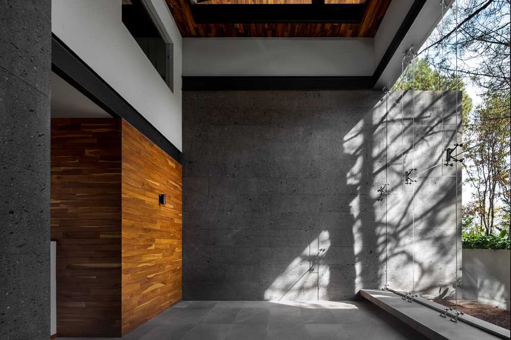 A Casa entre Pinos gli spazi flessibili, la luce naturale e la vegetazione generano l’architettura