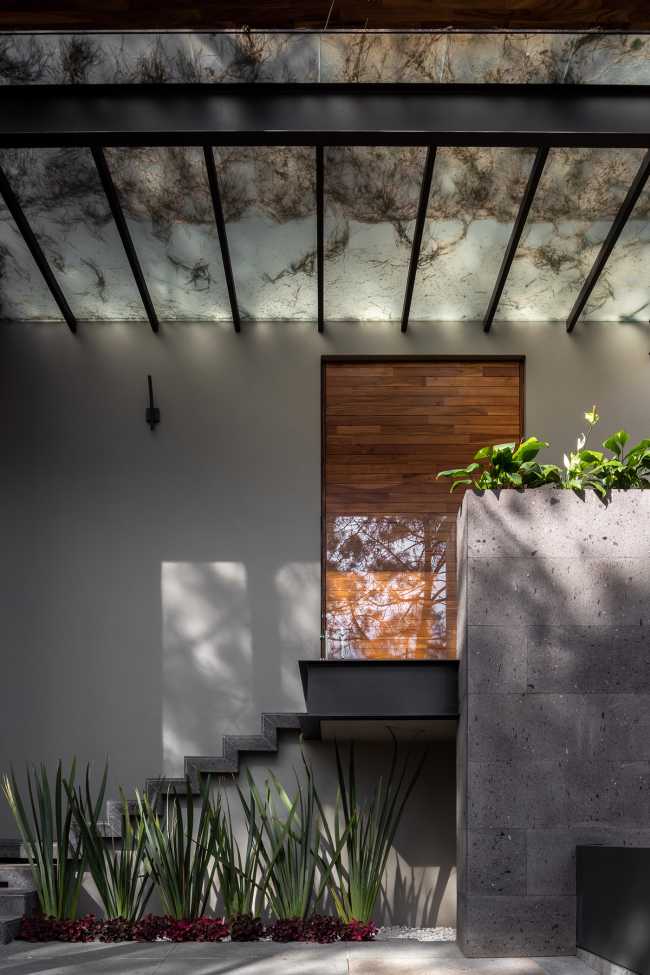 At Casa entre Pinos, flexible spaces, natural light and the vegetation define the architecture