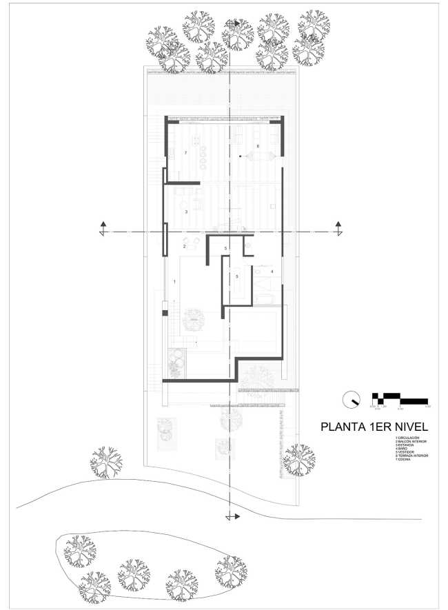 At Casa entre Pinos, flexible spaces, natural light and the vegetation define the architecture