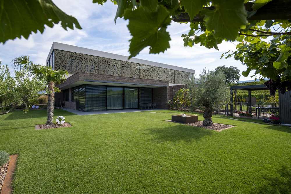 Casa P2, la arquitectura habla del pórfido de Monticolo y de los viñedos de la Mendola