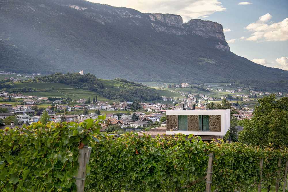 Casa P2, l’architettura narra del porfido di Monticolo e dei vigneti della Mendola