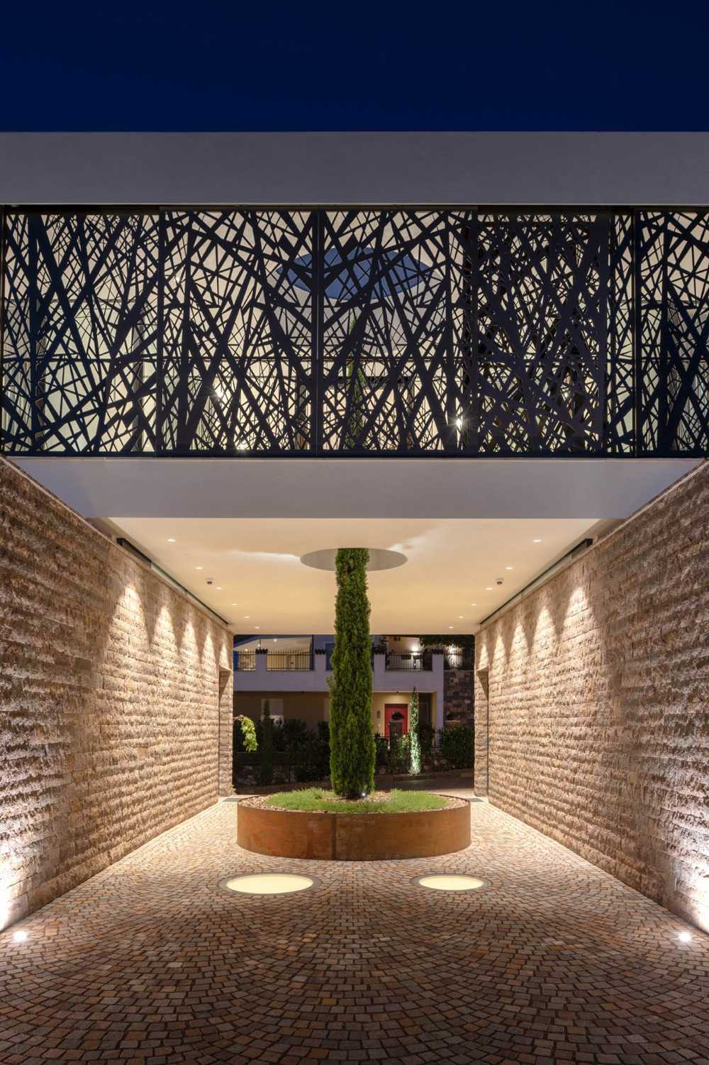 Casa P2, l’architettura narra del porfido di Monticolo e dei vigneti della Mendola