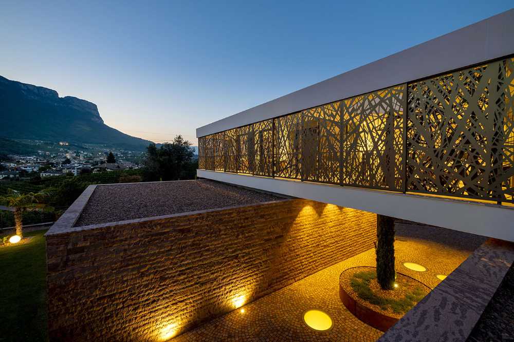 Casa P2, l’architettura narra del porfido di Monticolo e dei vigneti della Mendola