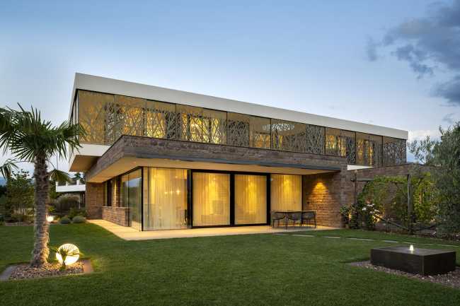 House P2, l'architecture raconte le porphyre de Monticolo et les vignobles de Mendola