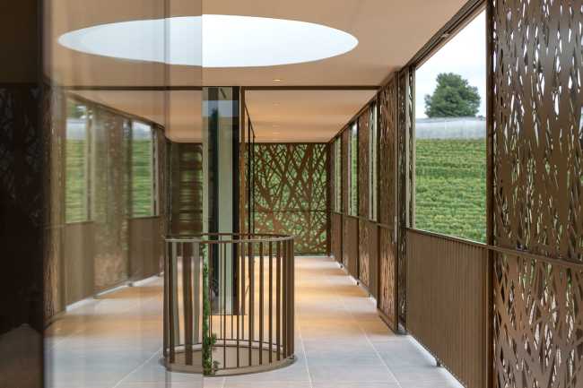 House P2, l'architecture raconte le porphyre de Monticolo et les vignobles de Mendola