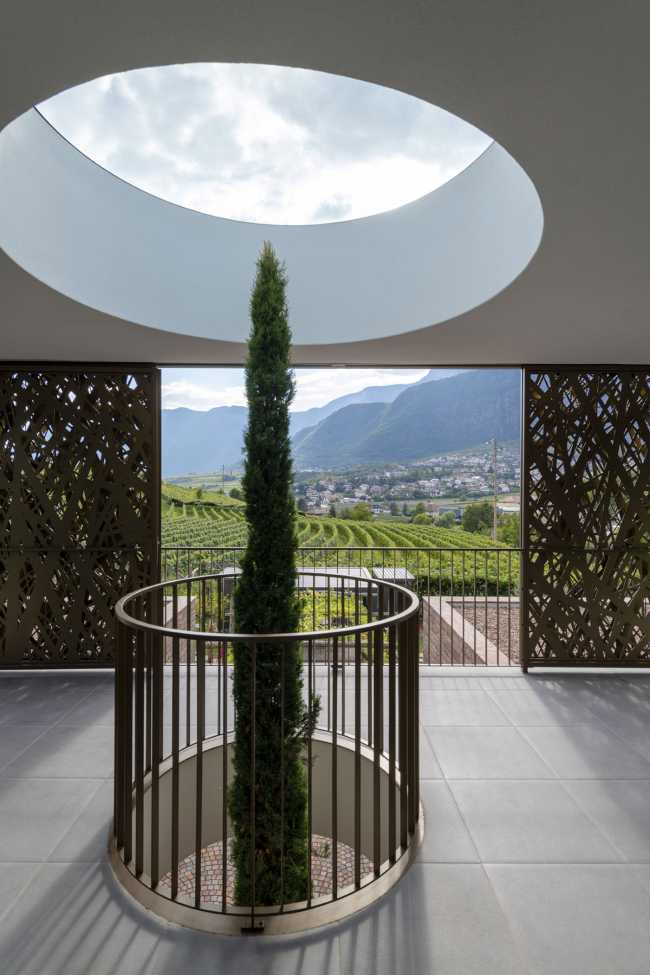 House P2, l'architecture raconte le porphyre de Monticolo et les vignobles de Mendola