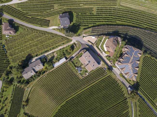 House P2, l'architecture raconte le porphyre de Monticolo et les vignobles de Mendola