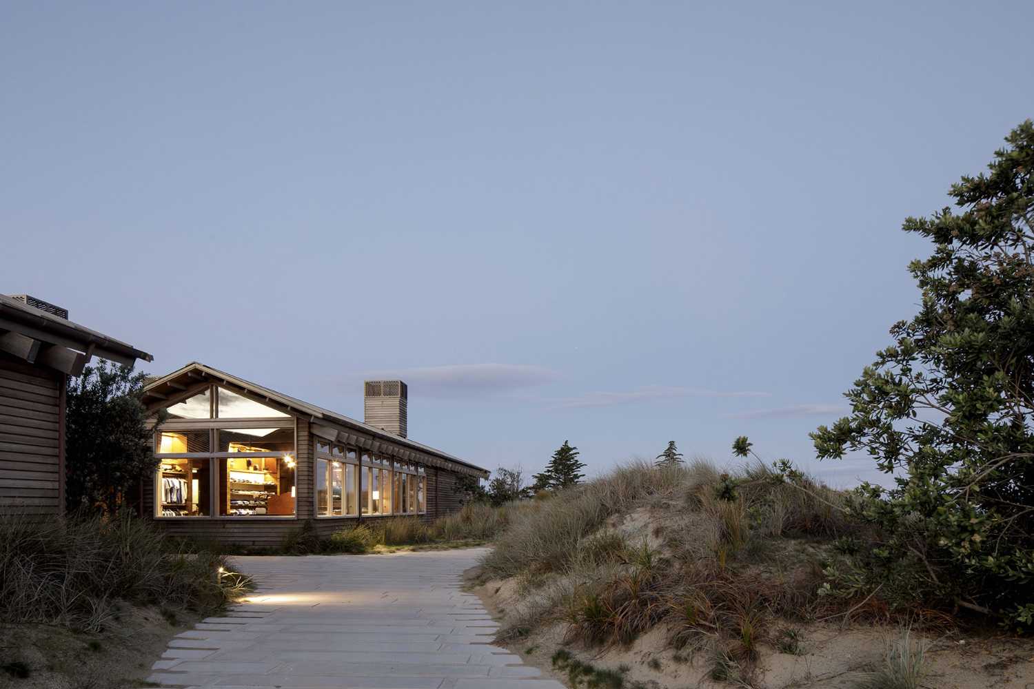 En Nueva Zelanda campos de golf, dunas de arena y el mar abrazan la delicada arquitectura de Tara Iti Clubhouse
