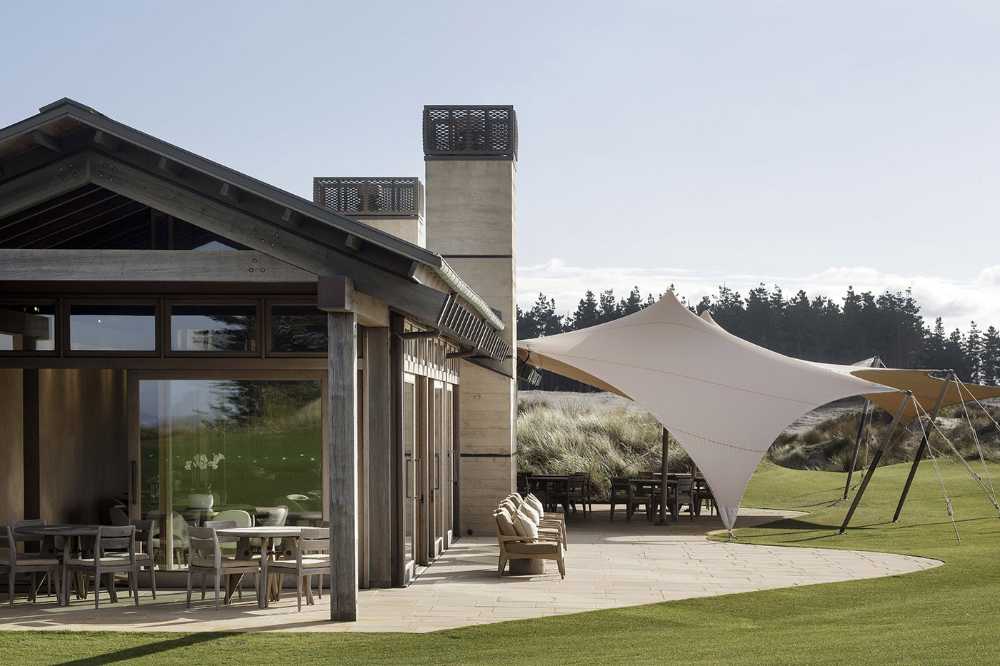 In Nuova Zelanda campi da golf, dune di sabbia e mare abbracciano l’architettura delicata della Tara Iti Clubhouse