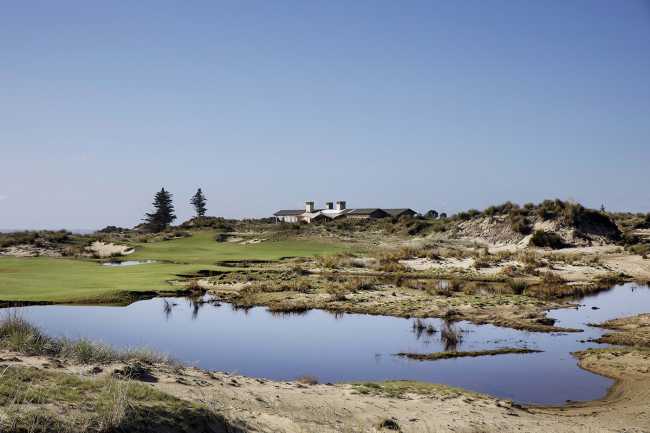 En Nueva Zelanda campos de golf, dunas de arena y el mar abrazan la delicada arquitectura de Tara Iti Clubhouse