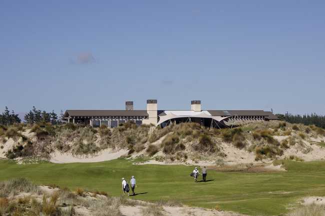 En Nueva Zelanda campos de golf, dunas de arena y el mar abrazan la delicada arquitectura de Tara Iti Clubhouse
