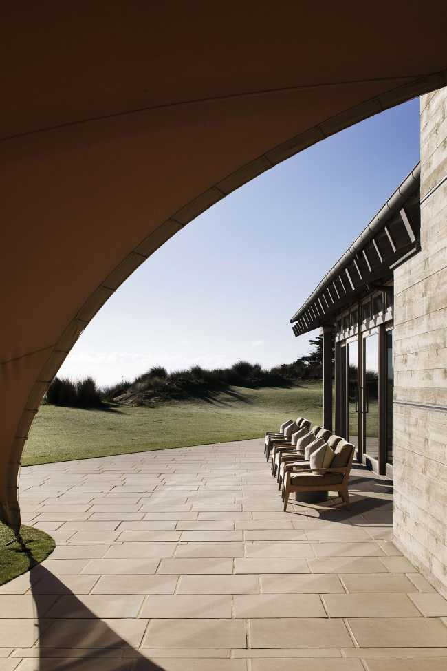 En Nueva Zelanda campos de golf, dunas de arena y el mar abrazan la delicada arquitectura de Tara Iti Clubhouse