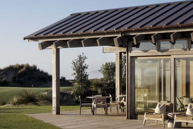 En Nueva Zelanda campos de golf, dunas de arena y el mar abrazan la delicada arquitectura de Tara Iti Clubhouse