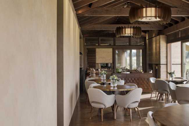 En Nueva Zelanda campos de golf, dunas de arena y el mar abrazan la delicada arquitectura de Tara Iti Clubhouse