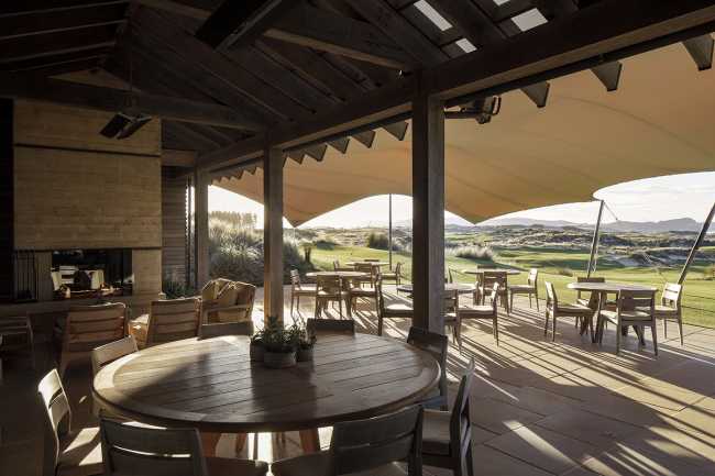 En Nueva Zelanda campos de golf, dunas de arena y el mar abrazan la delicada arquitectura de Tara Iti Clubhouse
