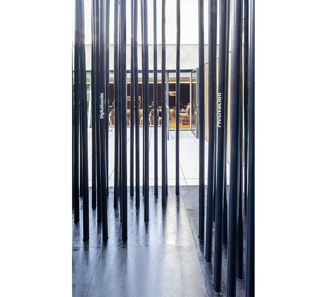 PRONAOS, an installation symbolizing the exciting and maze-like transition from the academic to the professional dimension