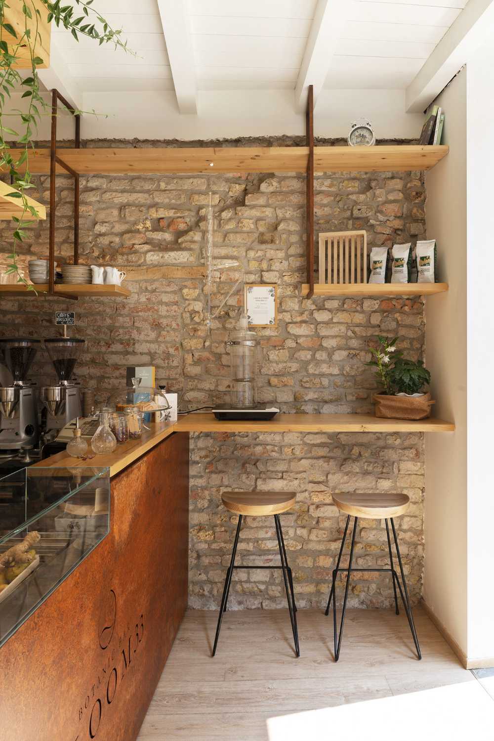 Diseño de líneas finas y un moodboard natural para el Bloom 33 Botanic Bar de la calle Mazzini en Crema