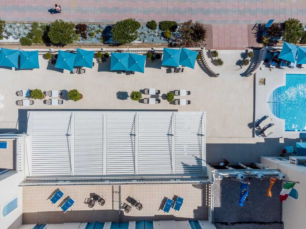 Una pergola bioclimatica rinnova l’area ristorante dell’Hotel Casa Bianca al Mare di Jesolo, per una vera esperienza di charme