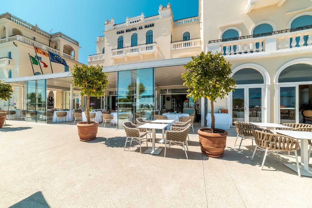 Una pergola bioclimatica rinnova l’area ristorante dell’Hotel Casa Bianca al Mare di Jesolo, per una vera esperienza di charme
