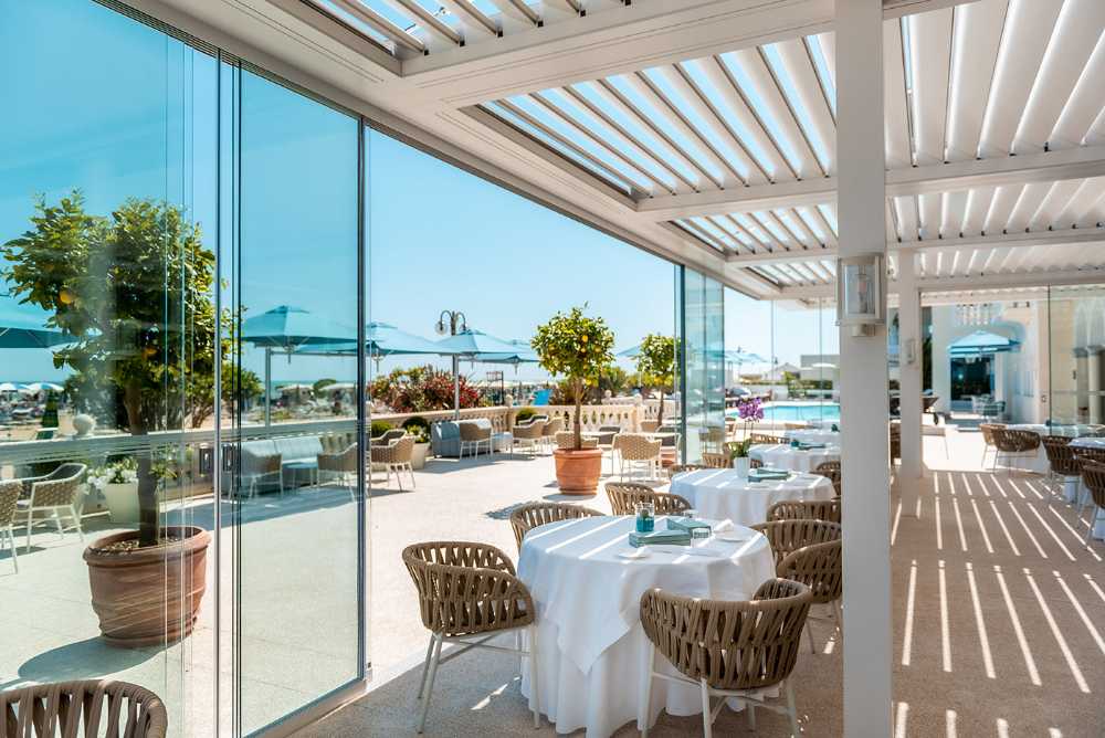 Una pergola bioclimatica rinnova l’area ristorante dell’Hotel Casa Bianca al Mare di Jesolo, per una vera esperienza di charme
