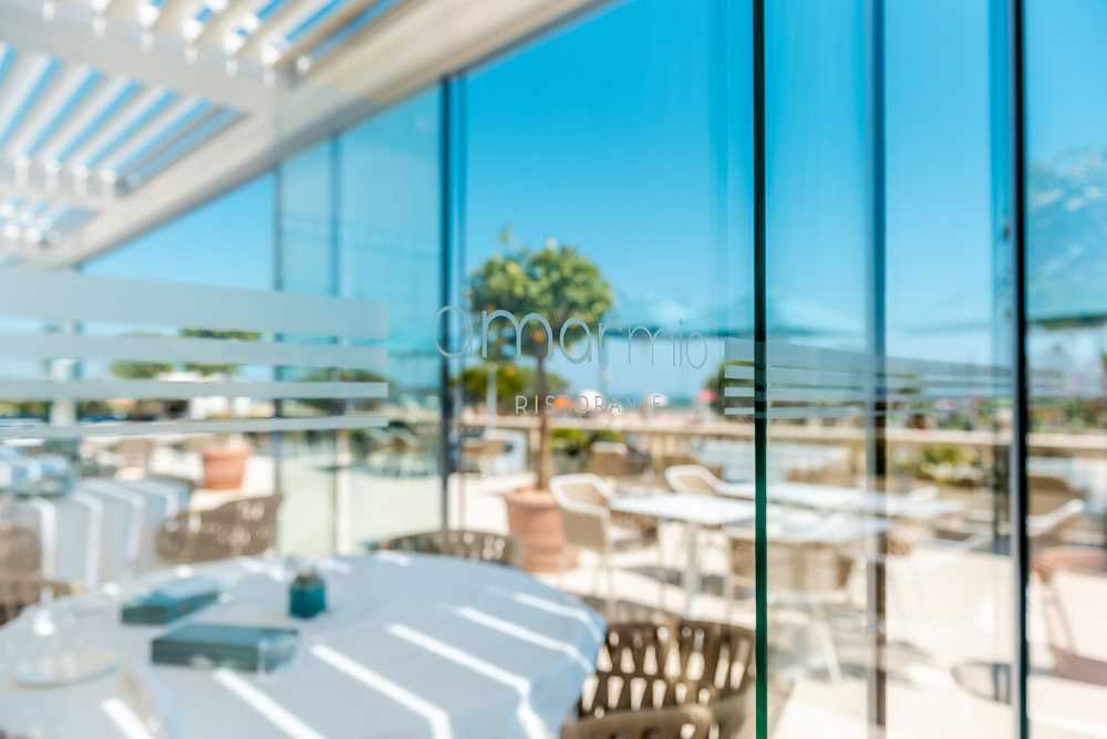 Una pergola bioclimatica rinnova l’area ristorante dell’Hotel Casa Bianca al Mare di Jesolo, per una vera esperienza di charme
