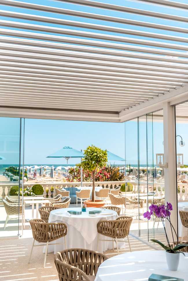 Una tenda a pergola bioclimatica rinnova l’area ristorante dell’Hotel Casa Bianca al Mare di Jesolo, per una vera esperienza di charme