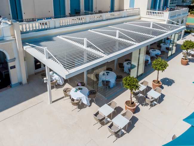 Una tenda a pergola bioclimatica rinnova l’area ristorante dell’Hotel Casa Bianca al Mare di Jesolo, per una vera esperienza di charme