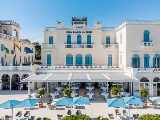 Una tenda a pergola bioclimatica rinnova l’area ristorante dell’Hotel Casa Bianca al Mare di Jesolo, per una vera esperienza di charme
