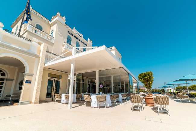Una tenda a pergola bioclimatica rinnova l’area ristorante dell’Hotel Casa Bianca al Mare di Jesolo, per una vera esperienza di charme