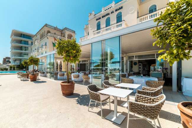 Una tenda a pergola bioclimatica rinnova l’area ristorante dell’Hotel Casa Bianca al Mare di Jesolo, per una vera esperienza di charme