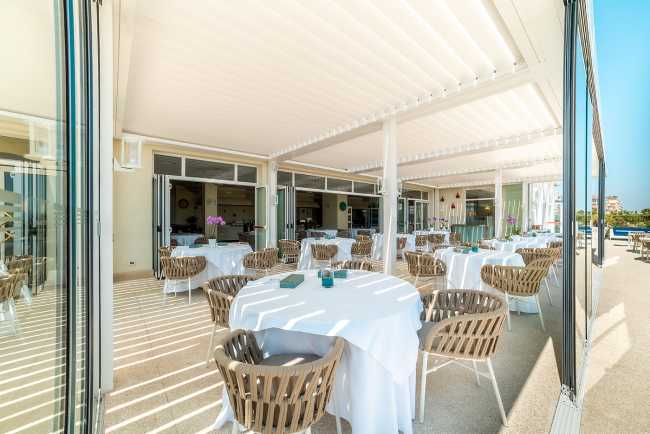 Una tenda a pergola bioclimatica rinnova l’area ristorante dell’Hotel Casa Bianca al Mare di Jesolo, per una vera esperienza di charme