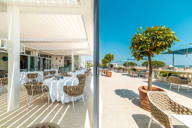 Una tenda a pergola bioclimatica rinnova l’area ristorante dell’Hotel Casa Bianca al Mare di Jesolo, per una vera esperienza di charme