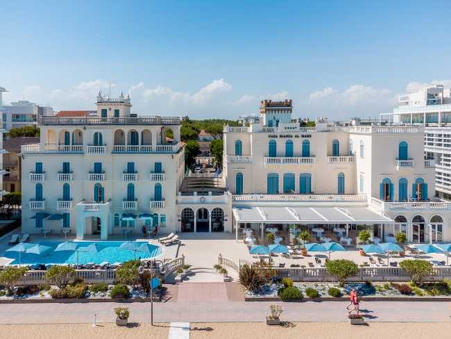 Una tenda a pergola bioclimatica rinnova l’area ristorante dell’Hotel Casa Bianca al Mare di Jesolo, per una vera esperienza di charme