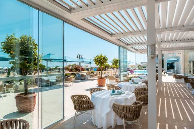 Una tenda a pergola bioclimatica rinnova l’area ristorante dell’Hotel Casa Bianca al Mare di Jesolo, per una vera esperienza di charme