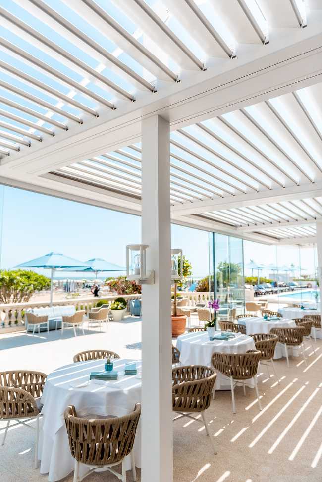 Una tenda a pergola bioclimatica rinnova l’area ristorante dell’Hotel Casa Bianca al Mare di Jesolo, per una vera esperienza di charme