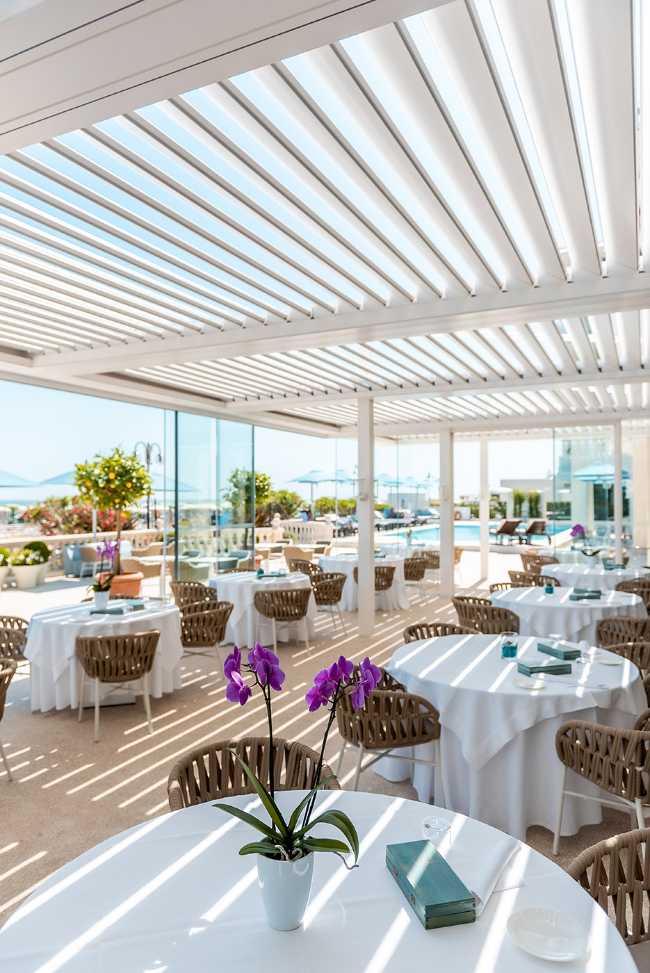 Una tenda a pergola bioclimatica rinnova l’area ristorante dell’Hotel Casa Bianca al Mare di Jesolo, per una vera esperienza di charme