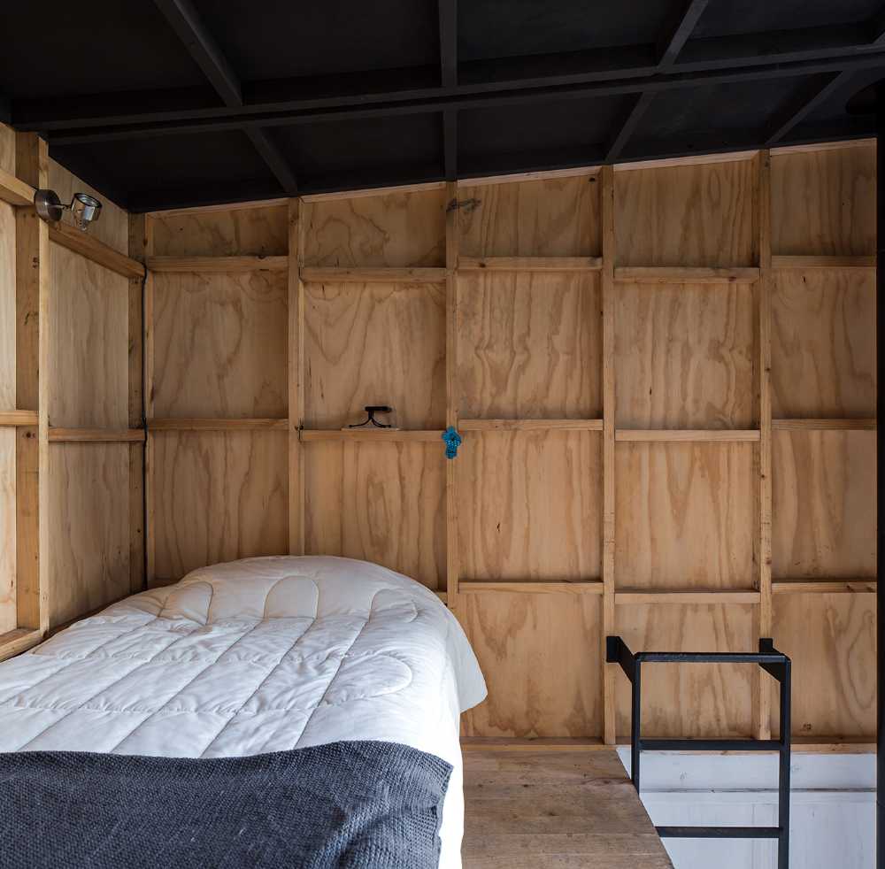Between the radical geometry and formal natural design: Refuge 3x3