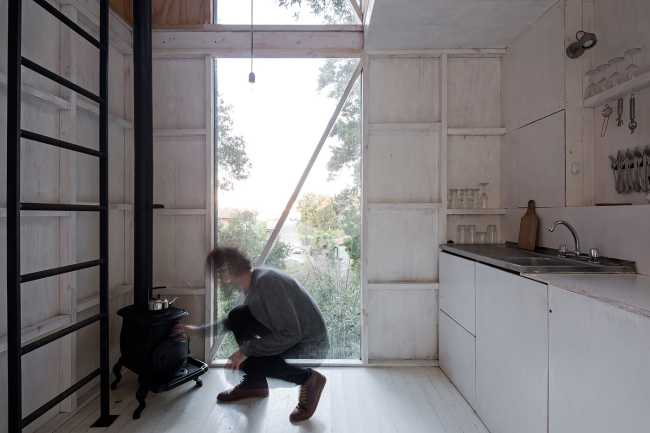 Entre geometría radical y organicidad formal: Refugio 3x3