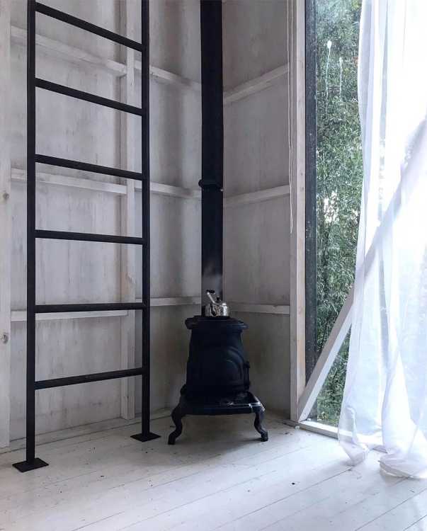 Entre geometría radical y organicidad formal: Refugio 3x3