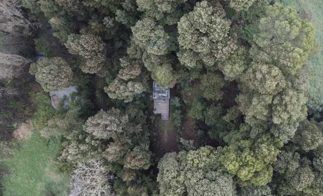 Entre geometría radical y organicidad formal: Refugio 3x3