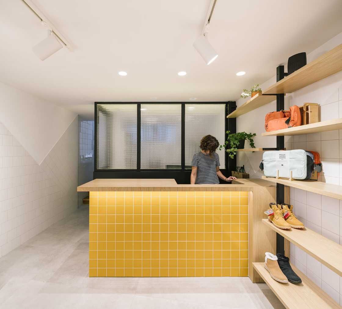Loopo, a cool and young place. Yellow and neutral tones render the product a protagonist